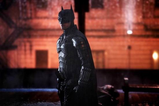 '배트맨'은 부패한 도시에서 일어나는 범죄현장을 찾아 다닌다