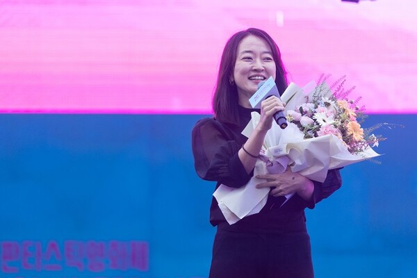제26회 부천국제판타스틱영화제 개막식에서 시리즈 영화상을 수상한 '오징어 게임'의 김지연 대표가 소감을 말하고 있다