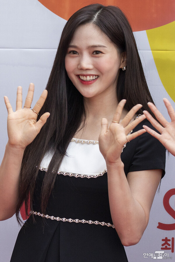[today포토] 오마이걸 효정, ‘미소 만발 캔디 리더’