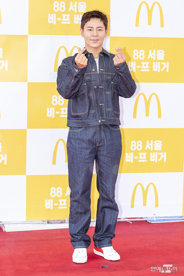 [today포토] 이규형, ‘양손에 쪼꼬미 하트 하나-씩’ < 갤러리 < 기사본문 - 연예투데이뉴스 [today포토] 이규형, ‘양손에 쪼꼬미 하트 하나... 