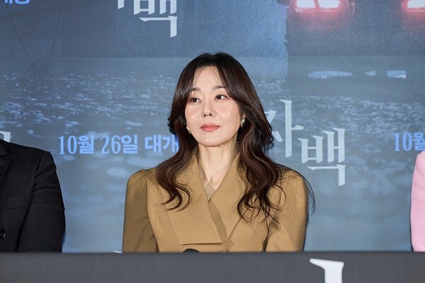 영화 '자백'에서 유민호의 무죄를 입증할 승률 최고의 변호사 '양신애'를 연기한 김윤진