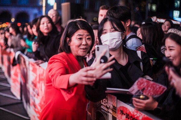 [사진: 런던아시아영화제 제공] 팬들에게 스스럼없이 다가가는 이정은 배우