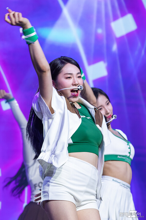 [today포토] 앨리스(ALICE) 이제이, 힘찬 손짓 < 갤러리 < 기사본문 - 연예투데이뉴스 [today포토] 앨리스(ALICE) 이제이, 힘찬 손짓
