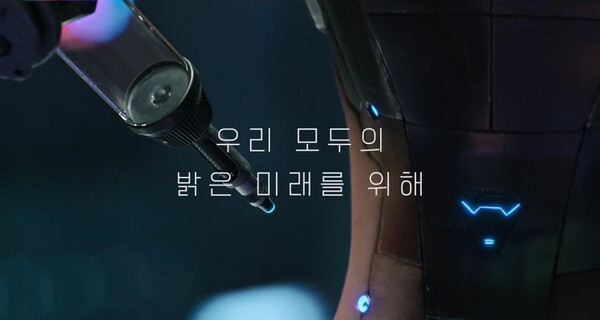 “크로노이드사의 A.I. 전투용병 정이가 곧 출시된다”  연상호 감독의 SF 영화 '정이'