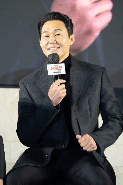 영화 '젠틀맨' 쇼케이스에서 멋지게 나온 영화라며 영화에 대한 기대감을 표하는 배우 박성웅