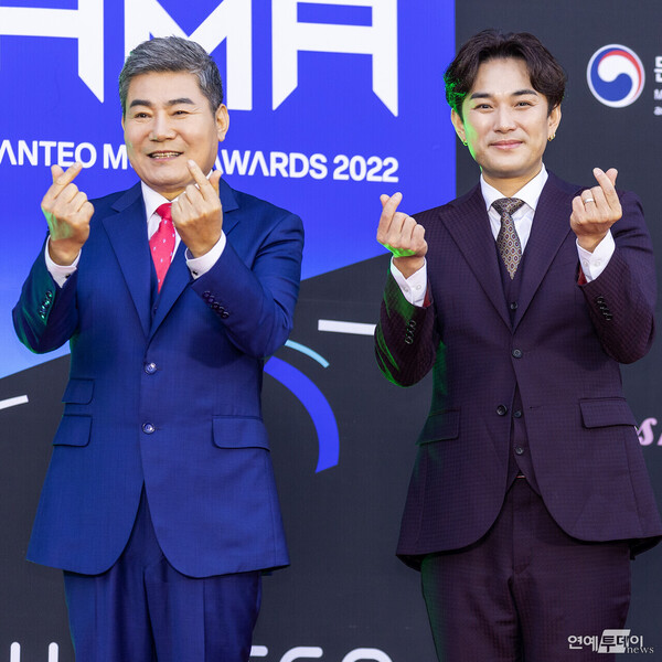 [today포토] 진성 X 김경록,’신구의 하트’ < 갤러리 < 기사본문 - 연예투데이뉴스 [today포토] 진성 X 김경록,’신구의 하트’