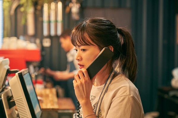 아버지(박호산)의 카페에서 일을 도와주던 나미는 잃어버린 스마트폰을 습득했다는 연락을 받는다