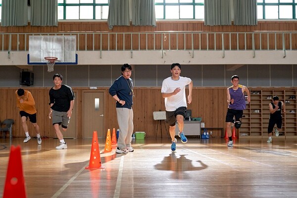 '양현'의 지도 하에 모인 부산중앙고 농구 선수들은 쉬지 않고 훈련에 임한다