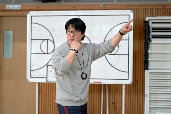 농구부 코치 '양현'은 농구에 대한 시합 전략을 수시로 공유한다