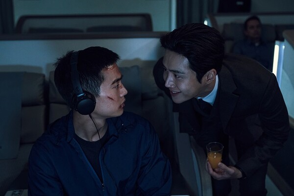 정체를 숨긴 '귀공자'는 한국행 비행기에서 '마르코'에게 살갑게 다가간다