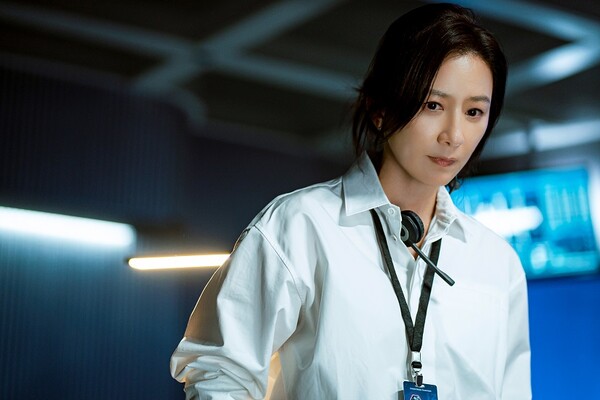 '더 문'에서 냉철하고 카리스마 있는 NASA 달 궤도선 메인 디렉터 '문영'을 연기한 배우 김희애
