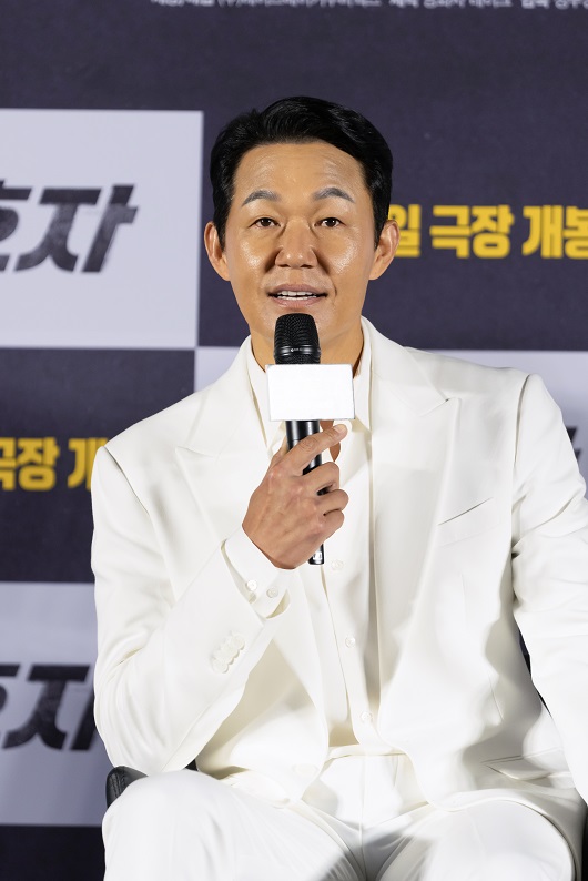 영화 '보호자'에서 ‘수혁’에게 배신감을 느낀 보스 ‘응국’ 역의 박성웅