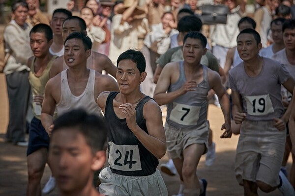 경제적 사정이 여의치 않았던 '서윤복'은 상금을 준다는 말에 마라톤 대회에 참여하게 된다