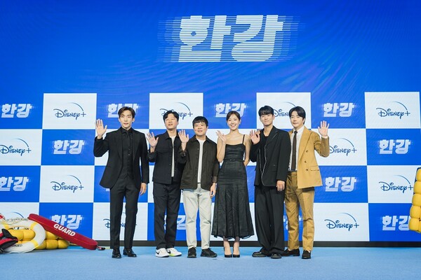 디즈니+의 오리지널 시리즈 '한강'의 제작발표회에 참석한 배우들과 김성철 감독