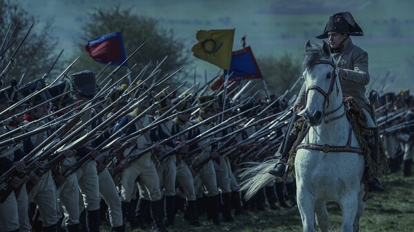 워털루 전투를 앞두고 나폴레옹은 병사들의 사기를 진작시킨다