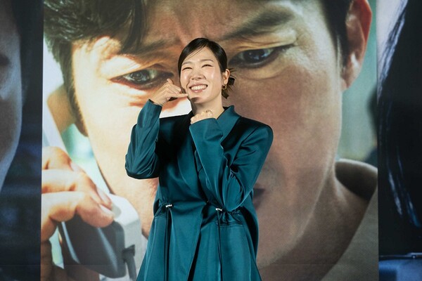 영화 '시민덕희'에서 세탁공장에 취업해 꿋꿋하게 살아나가는 조선족 봉림을 연기한 염혜란