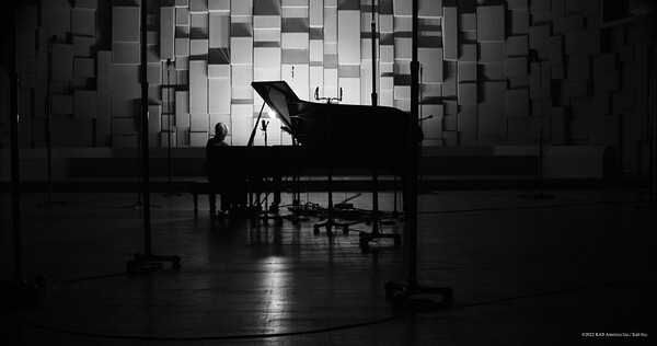 오롯이 피아노와 류이치 사카모토, 조명만으로 채워진 그의 마지막 콘서트. '류이치 사카모토: 오퍼스'