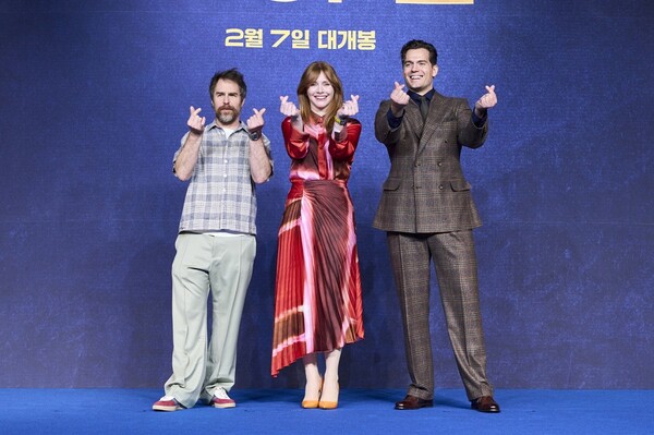 한국 관객들의 사랑에 대한 손하트 포즈를 취하는 영화 '아가일' 배우들