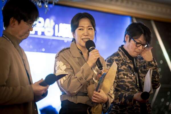 시리즈부문 여자배우상을 수상한 '마스크걸'에서 파격적인 캐릭터 '김경자'를 연기한 염혜란