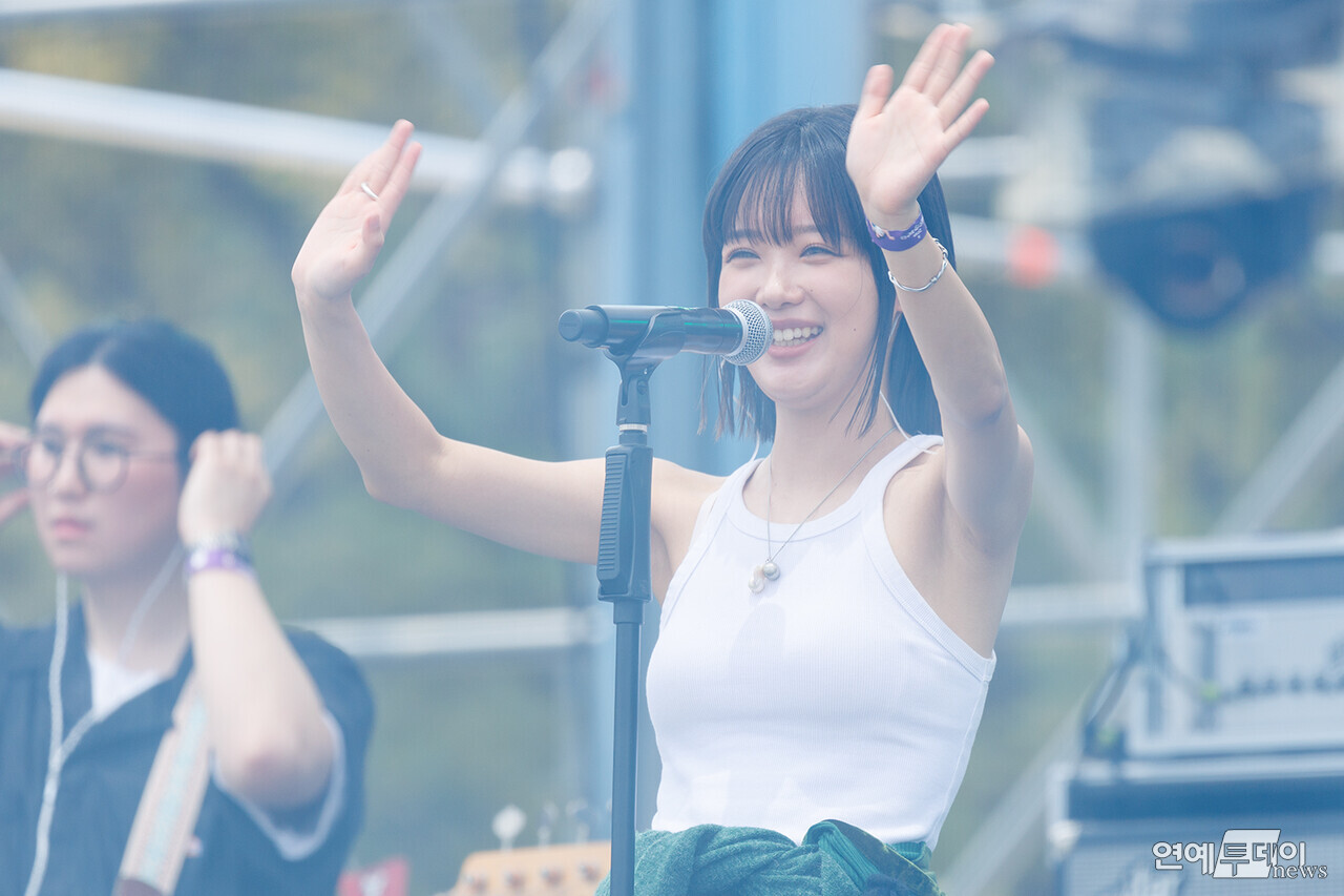 [today포토] 한로로, '싱그러운 손인사'
