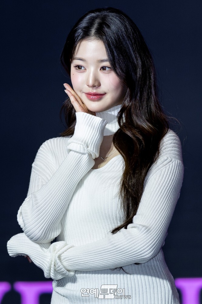 Today포토 아이브 장원영 새하얀 눈 자태 